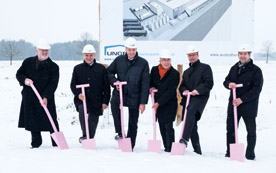 Landrat Hans Lange, Generalunternehmer Josef Unger, Austrotherm-Projektleiter Helmuth Ast, Staatssekretär Henning Heidemanns, Austrotherm-Geschäftsführer Gerald Prinzhorn und Bürgermeister Oliver Hermann beim Spatenstich mit  Spaten aus rosa Austrotherm XPS, das künftig in Wittenberge produziert wird.   